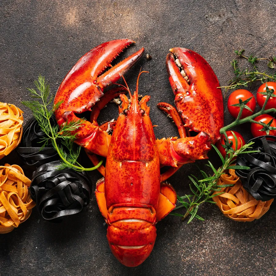 Homard et condiments sur une table